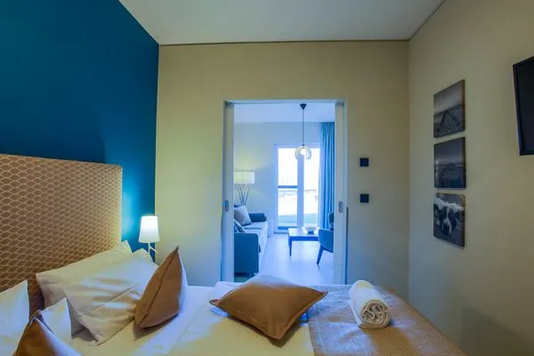 Ferienapartment Ostseestuv Wustrow – Geschmackvolles Schlafzimmer mit Blick in den hellen Wohnbereich  Ostseestuv