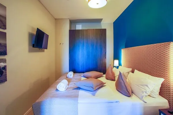 Ferienapartment Ostseestuv Wustrow – Komfortables Schlafzimmer mit stilvollen Farben und Doppelbett  Ostseestuv