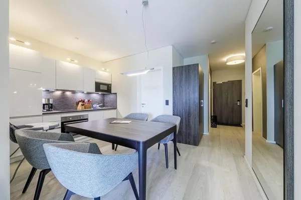 Ferienapartment Ostseestuv Wustrow – Moderne Küche mit stilvollem Essbereich und hochwertiger Ausstattung  Ostseestuv