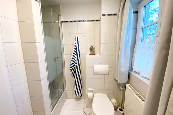 Achtern Diek Haus 7 Wohnung 4 Zingst - Badezimmer