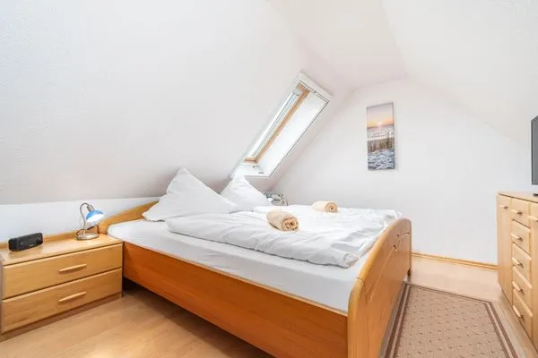 Schlafzimmer mit Doppelbett Ferienpark Freesenbruch Wohnung 3.4 - Zum Zeesenboot