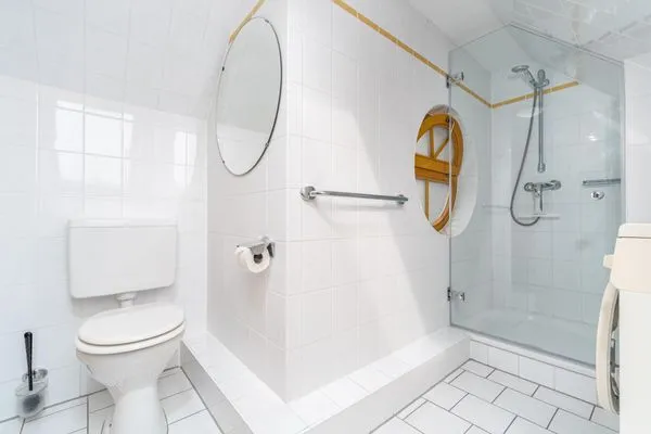 Bad mit Dusche Ferienpark Freesenbruch Wohnung 3.4 - Zum Zeesenboot