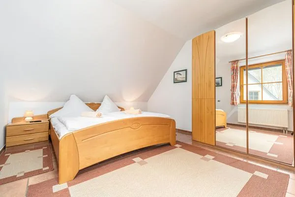 Schlafzimmer mit Doppelbett Ferienpark Freesenbruch Wohnung 3.4 - Zum Zeesenboot