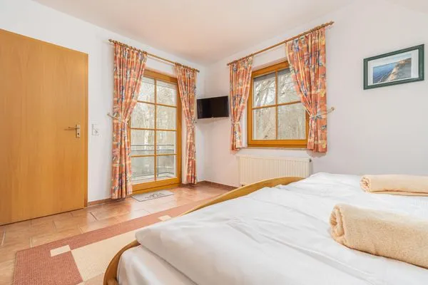 Schlafzimmer mit Doppelbett Ferienpark Freesenbruch Wohnung 3.4 - Zum Zeesenboot