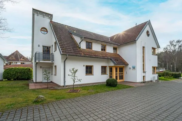 Hausansicht mit Eingang Ferienpark Freesenbruch Wohnung 3.4 - Zum Zeesenboot