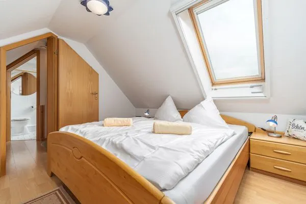 Schlafzimmer mit Doppelbett Ferienpark Freesenbruch Wohnung 3.4 - Zum Zeesenboot
