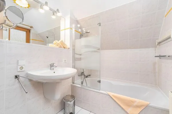 Bad mit Badewanne Ferienpark Freesenbruch Wohnung 3.4 - Zum Zeesenboot