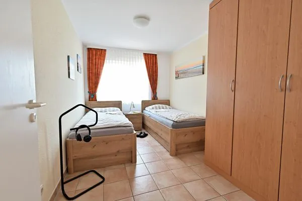 Schlafzimmer mit zwei Einzelbetten Residenz am Strand Wohnung 1-02