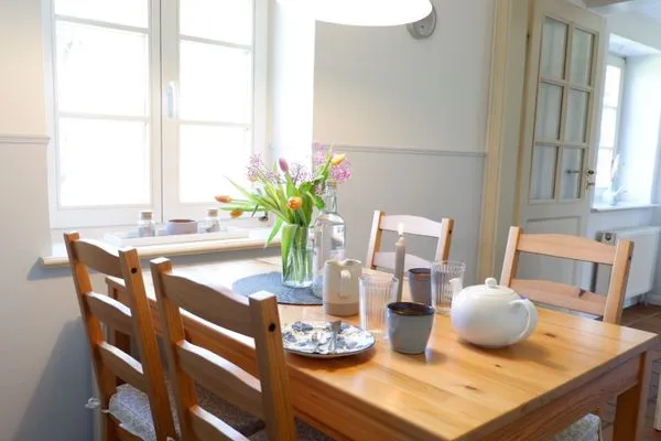 Essbereich mit Blick auf den Teich  Ferienhaus Poseby