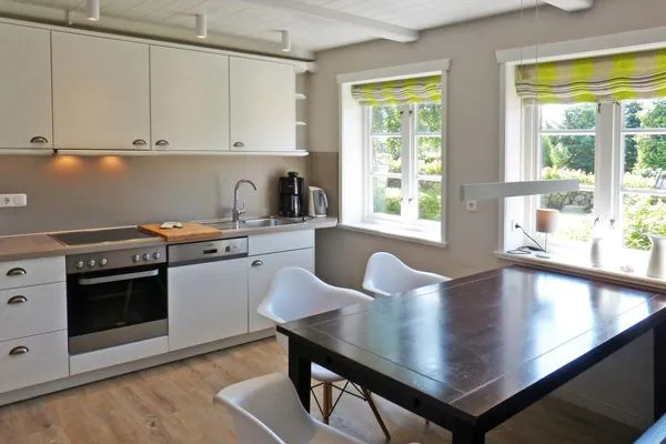 Küche im Ferienhaus Backbord in Süddorf auf Amrum Haus *Strandweg 8* Friesenhaushälfte *Backbord*