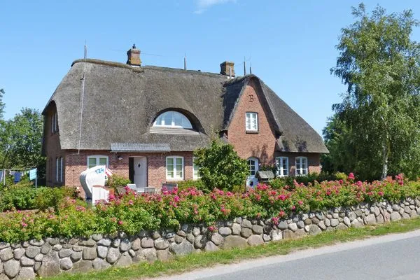 Friesenhaus Strandweg 8 in Süddorf auf Amrum Haus *Strandweg 8* Friesenhaushälfte *Backbord*