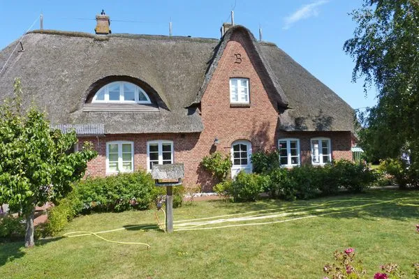 Friesenhaus Strandweg 8 in Süddorf auf Amrum Haus *Strandweg 8* Friesenhaushälfte *Backbord*