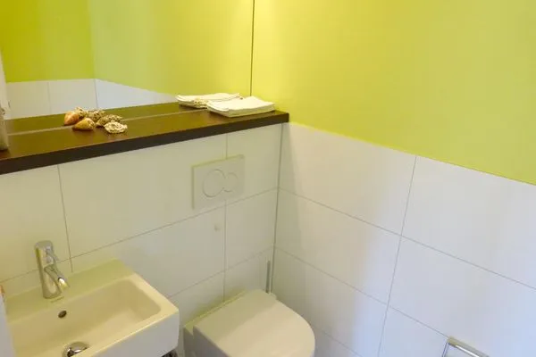 Gäste-WC im Ferienhaus Backbord in Süddorf auf Amrum Haus *Strandweg 8* Friesenhaushälfte *Backbord*