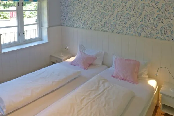 Schlafzimmer 1 im Ferienhaus Backbord in Süddorf auf Amrum Haus *Strandweg 8* Friesenhaushälfte *Backbord*