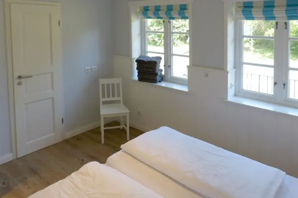 Schlafzimmer 1 im Ferienhaus Backbord in Süddorf auf Amrum Haus *Strandweg 8* Friesenhaushälfte *Backbord*