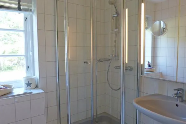 Badezimmer im Ferienhaus Backbord in Süddorf auf Amrum Haus *Strandweg 8* Friesenhaushälfte *Backbord*