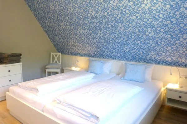 Schlafzimmer 2 im Ferienhaus Backbord in Süddorf auf Amrum Haus *Strandweg 8* Friesenhaushälfte *Backbord*