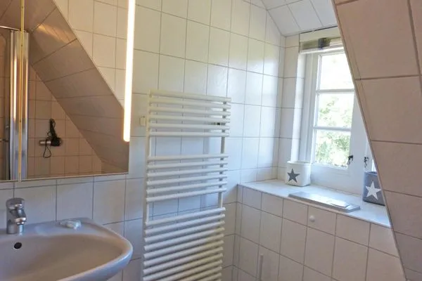 Badezimmer im Ferienhaus Backbord in Süddorf auf Amrum Haus *Strandweg 8* Friesenhaushälfte *Backbord*