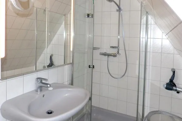 Badezimmer im Ferienhaus Steuerbord in Süddorf auf Amrum Haus *Strandweg 8* Friesenhaushälfte *Steuerbord*