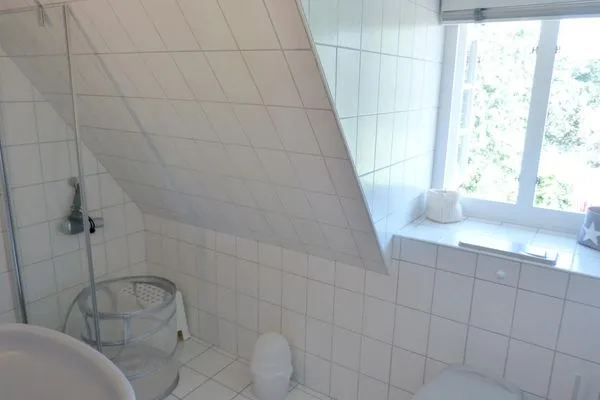 Badezimmer im Ferienhaus Steuerbord in Süddorf auf Amrum Haus *Strandweg 8* Friesenhaushälfte *Steuerbord*