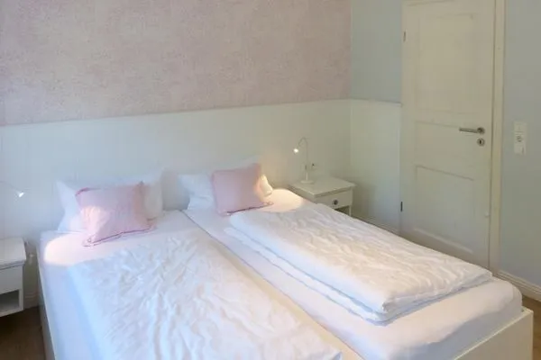 Schlafzimmer 1 im Ferienhaus Steuerbord in Süddorf auf Amrum Haus *Strandweg 8* Friesenhaushälfte *Steuerbord*