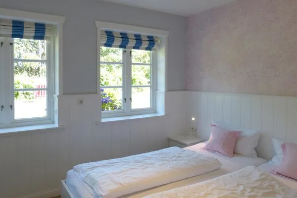 Schlafzimmer 1 im Ferienhaus Steuerbord in Süddorf auf Amrum Haus *Strandweg 8* Friesenhaushälfte *Steuerbord*