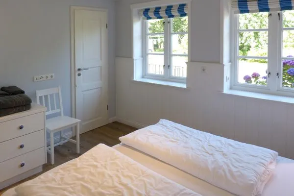 Schlafzimmer 1 im Ferienhaus Steuerbord in Süddorf auf Amrum Haus *Strandweg 8* Friesenhaushälfte *Steuerbord*