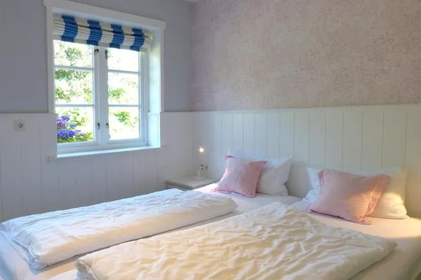 Schlafzimmer 1 im Ferienhaus Steuerbord in Süddorf auf Amrum Haus *Strandweg 8* Friesenhaushälfte *Steuerbord*