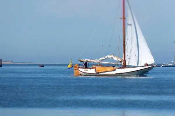 Segelschiff auf der Nordsee vor Amrum Haus *Strandweg 8* Friesenhaushälfte *Steuerbord*