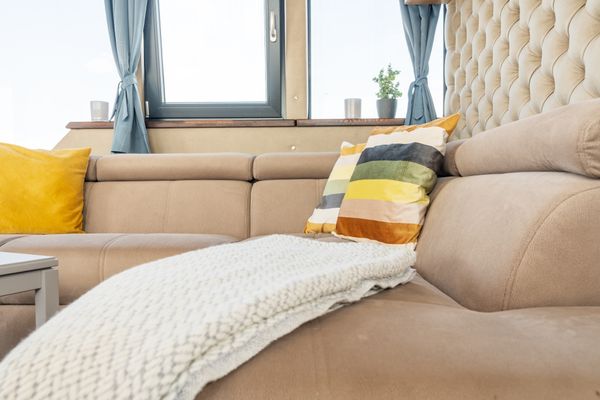  Hausboot Lubodne – exklusiver Urlaub auf der Müritz Marina Buchholz - Wohnzimmer