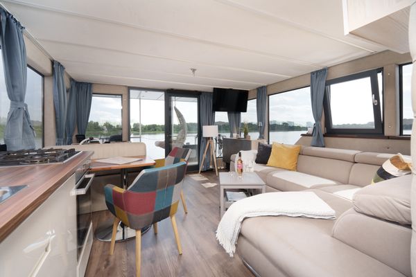  Hausboot Lubodne – exklusiver Urlaub auf der Müritz Marina Buchholz - Wohnzimmer