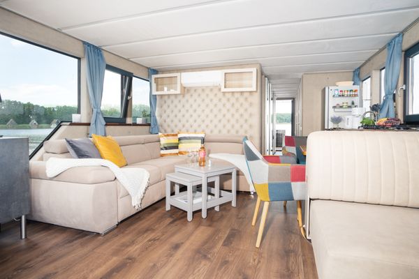  Hausboot Lubodne – exklusiver Urlaub auf der Müritz Marina Buchholz - Wohnzimmer