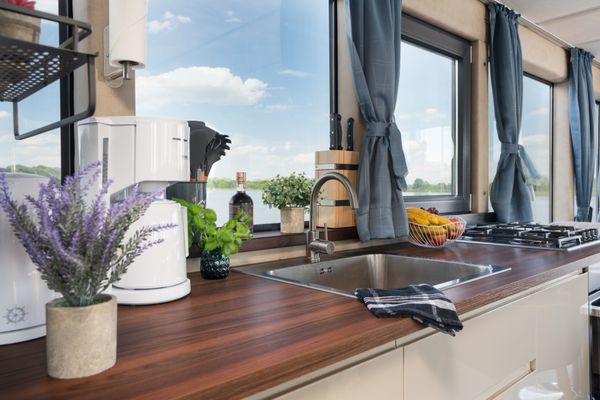  Hausboot Lubodne – exklusiver Urlaub auf der Müritz Marina Buchholz - Küche / Küchenzeile
