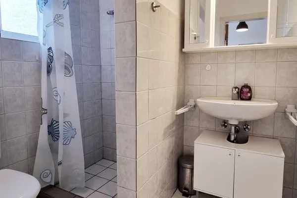 Badezimmer  Ferienwohnung "Achtern Diek 1" 1. Reihe an der Ostseeküste