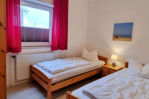 Schlafzimmer  Ferienwohnung "Achtern Diek 1" 1. Reihe an der Ostseeküste