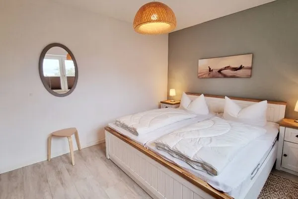 Schlafzimmer  Ferienwohnung "Achtern Diek 1" 1. Reihe an der Ostseeküste