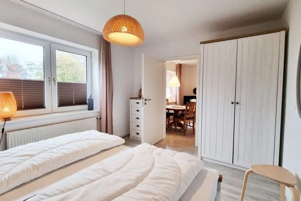 Schlafzimmer  Ferienwohnung "Achtern Diek 1" 1. Reihe an der Ostseeküste