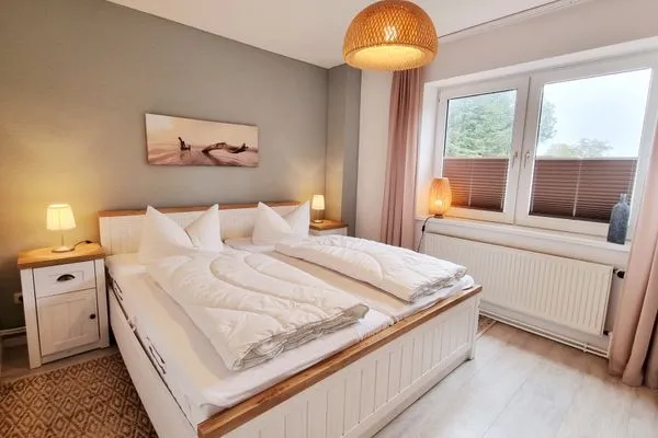 Schlafzimmer  Ferienwohnung "Achtern Diek 1" 1. Reihe an der Ostseeküste