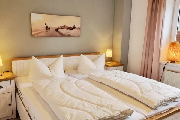 Schlafzimmer  Ferienwohnung "Achtern Diek 1" 1. Reihe an der Ostseeküste