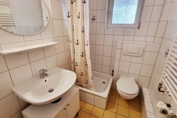 Badezimmer  Ferienwohnung "Achtern Diek 2" 1. Reihe an der Ostseeküste