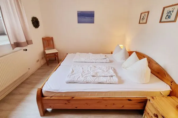 Schlafzimmer  Ferienwohnung "Achtern Diek 2" 1. Reihe an der Ostseeküste