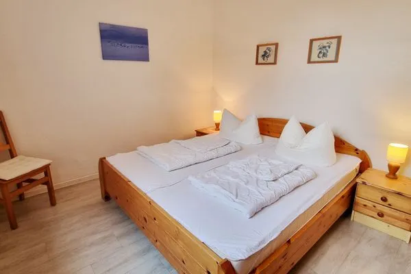 Schlafzimmer  Ferienwohnung "Achtern Diek 2" 1. Reihe an der Ostseeküste