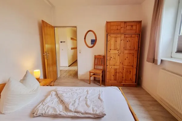 Schlafzimmer  Ferienwohnung "Achtern Diek 2" 1. Reihe an der Ostseeküste