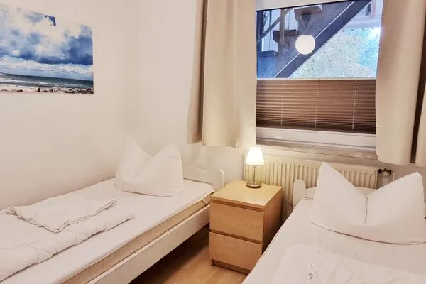 Schlafzimmer  Ferienwohnung "Achtern Diek 2" 1. Reihe an der Ostseeküste