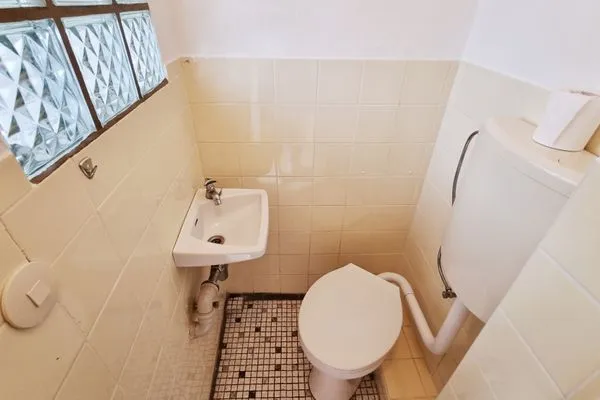 Gäste-WC  Ferienwohnung "Achtern Diek 2" 1. Reihe an der Ostseeküste