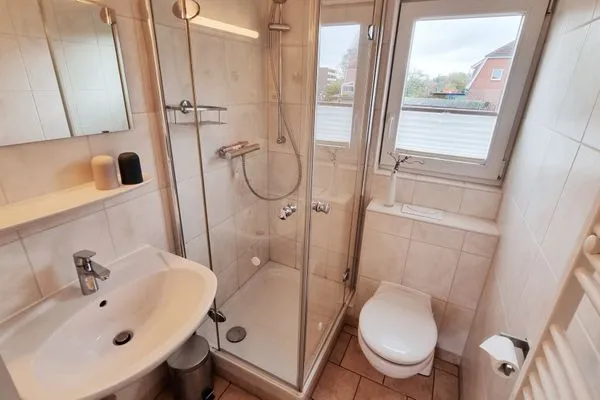 Badezimmer  Ferienwohnung "Achtern Diek 3" 1. Reihe an der Ostseeküste