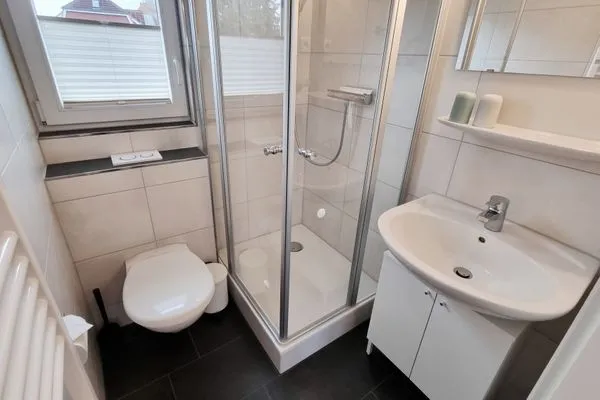 Badezimmer  Ferienwohnung "Achtern Diek 3" 1. Reihe an der Ostseeküste
