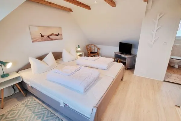 Schlafzimmer  Ferienwohnung "Achtern Diek 3" 1. Reihe an der Ostseeküste