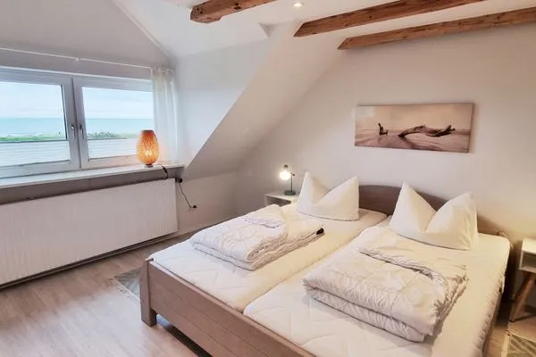 Schlafzimmer  Ferienwohnung "Achtern Diek 3" 1. Reihe an der Ostseeküste