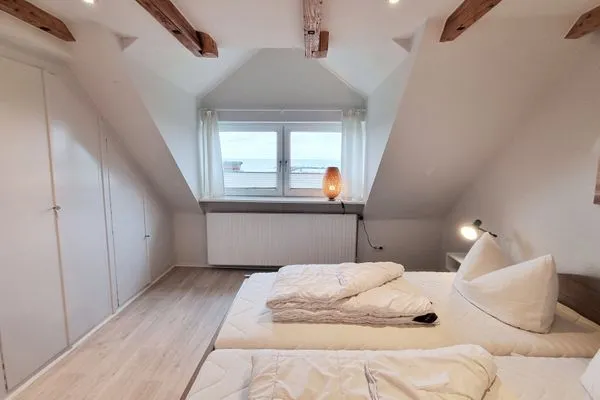Schlafzimmer  Ferienwohnung "Achtern Diek 3" 1. Reihe an der Ostseeküste